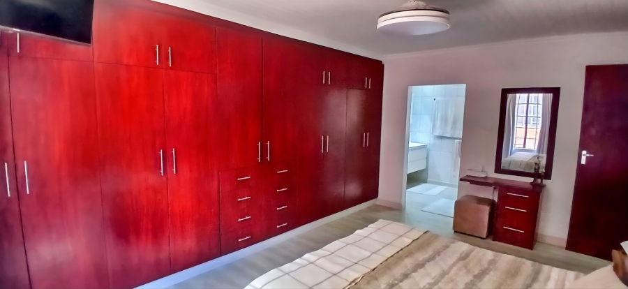 5 Bedroom Property for Sale in Langenhovenpark Free State